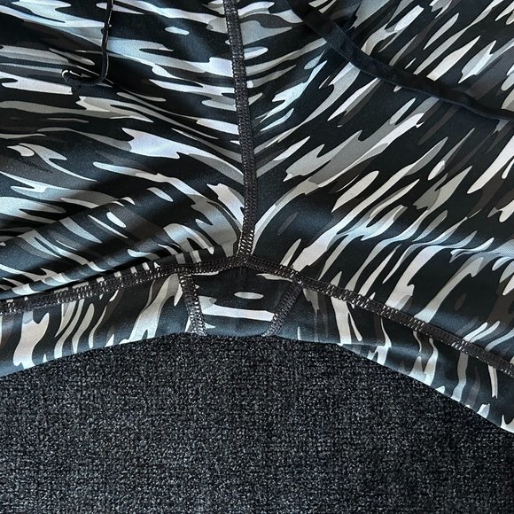 Nike Dri-Fit Capri Workout pants Large Camo - Picture 3 of 4